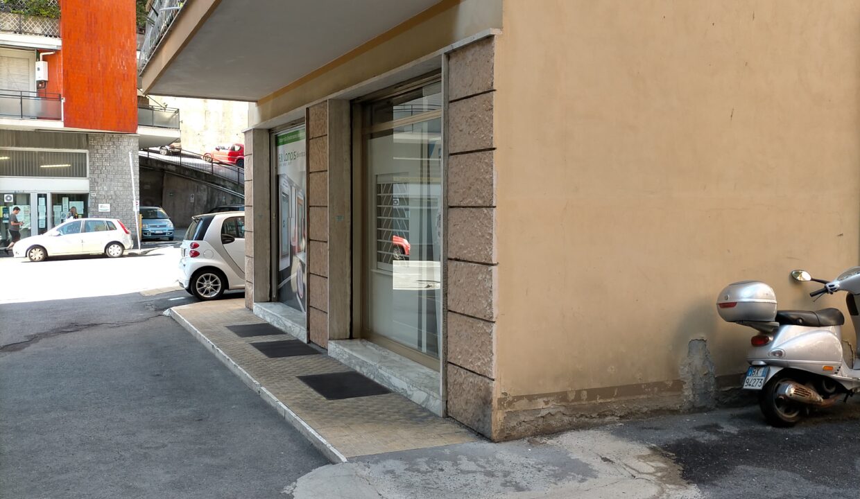 Sanremo-muri-negozio-in-Via-Pietro-Agosti (1)